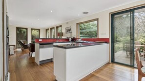 Fridge, microwave, oven, stovetop - The Secret Garden - Hidden Gem & Free WIFI (Apollo Bay)