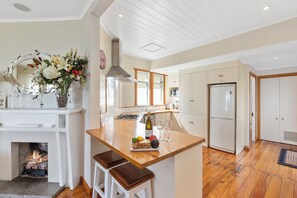 Fridge, microwave, oven, stovetop - Wellington - Eastbourne 2 bedrm beachfront cottage with WiFi (Eastbourne Beach)