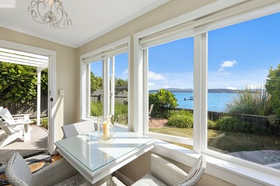 Wellington - Eastbourne 2 bedrm beachfront cottage with WiFi
