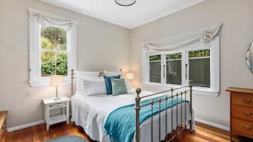 2 habitaciones, tabla de planchar con plancha y cuna de viaje
