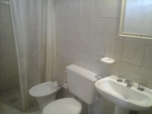 كابينة عائلية | حمام | تجهيزات دش، دُش غزير، مستلزمات فاخرة للعناية الشخصية، مراحيض شطف