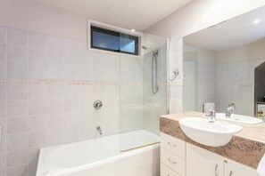 Shower, free toiletries - Carrageen (Lorne)