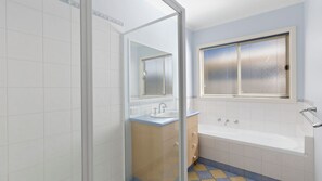 Shower, free toiletries - Beach Retreat - At Apollo Bay (Apollo Bay)