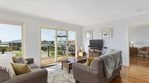 TV, lettore DVD, biblioteca musicale