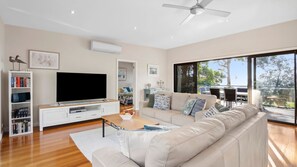 TV, DVD player, music library - Woorolong - Space for the whole family (Lorne)