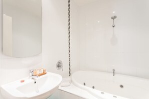Combined shower/tub, free toiletries