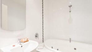 Duschwanne, kostenlose Toilettenartikel