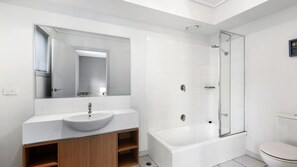Shower, free toiletries