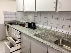 Kühlschrank, Mikrowelle, Herdplatte, Toaster