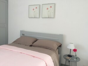 2 bedrooms, iron/ironing board, Internet, bed sheets
