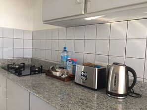 Fridge, microwave, stovetop, toaster - La Péninsule - Town Apartment in Curepipe 1 (Curepipe)
