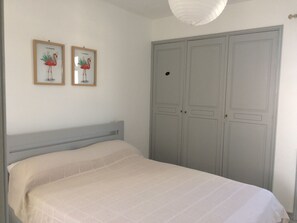 2 chambres, fer et planche à repasser, accès Internet, draps fournis