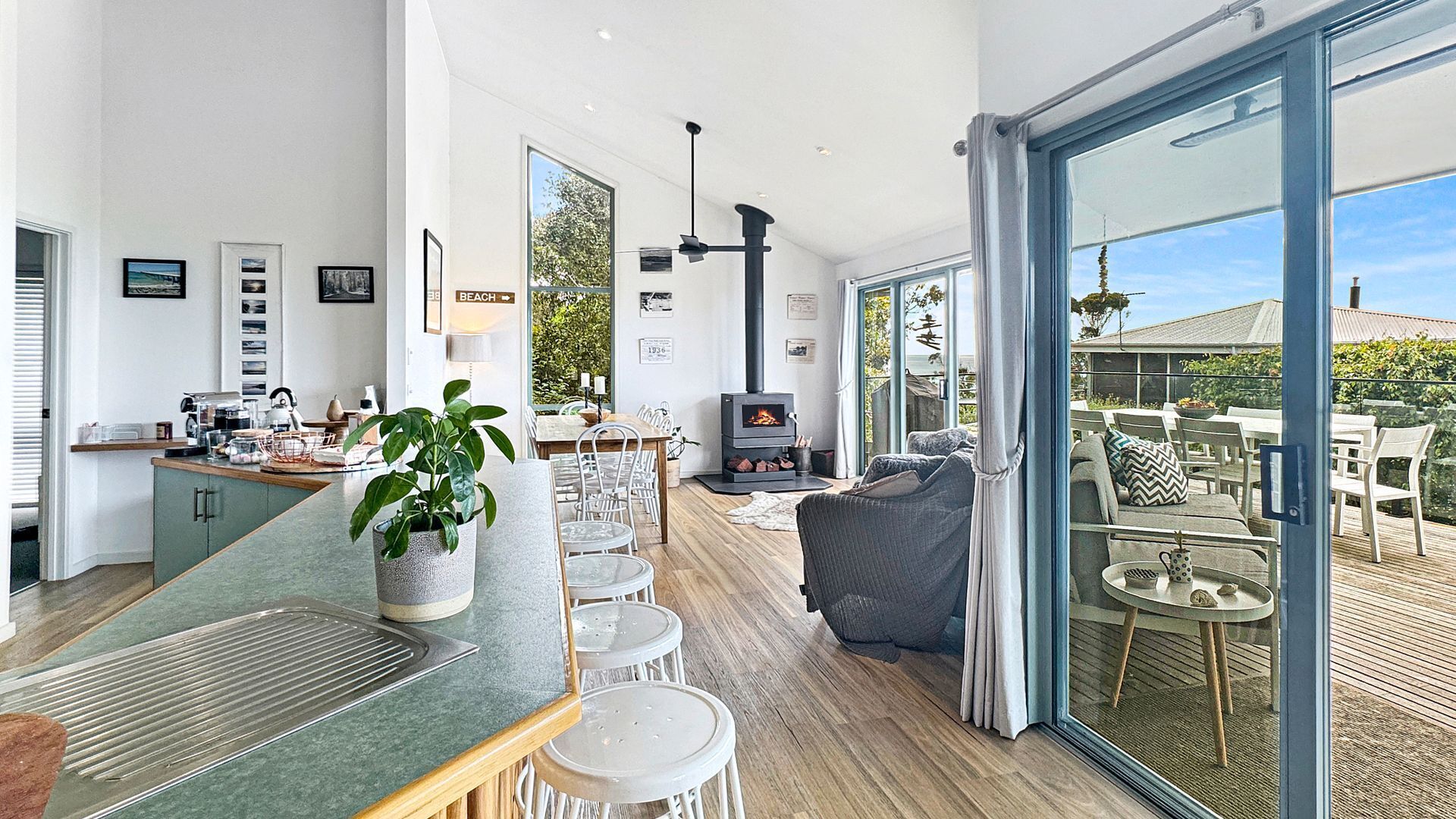 Télévision, cheminée, lecteur de DVD