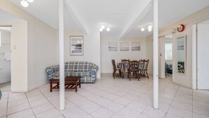 Amplia sala de estar con sofá, mesa de comedor y sillas.
