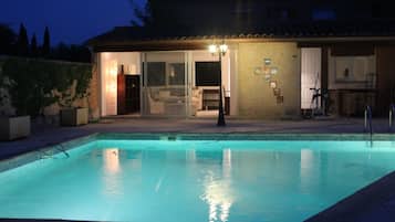 Piscine extérieure, chaises longues