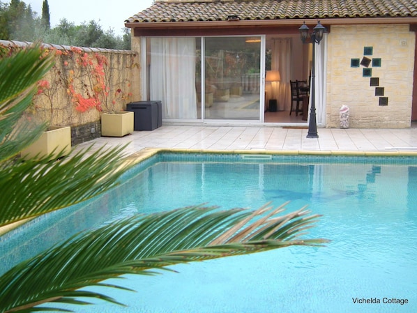 Piscine extérieure, chaises longues