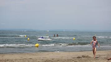 Vlak bij het strand, ligstoelen, strandlakens