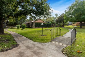Property grounds - Stylish Townhome w Shared Pool Access in Gated Complex - STR Permit 22-13500336 (San Antonio)