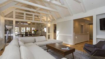 Télévision, cheminée, jeux vidéo, baby-foot