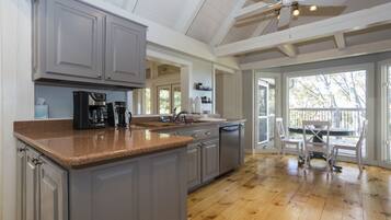 KylskÄp, mikrovÄgsugn, ugn och spishÀll