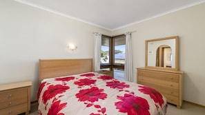 4 bedrooms, iron/ironing board, WiFi