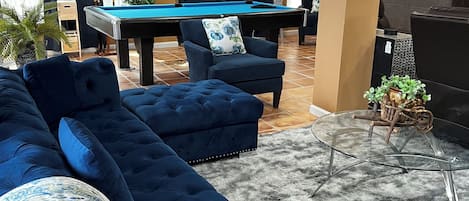 Een smart-tv, een dvd-speler, boeken en een stereo