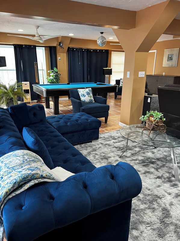 Smart TV, reproductor de DVD, libros y estéreo 