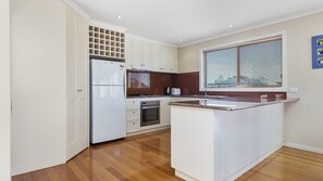 Fridge, microwave, oven, stovetop - The Dunes 1 - Peaceful (Apollo Bay)
