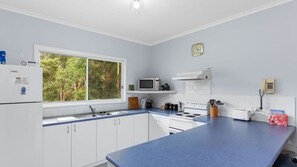 Fridge, microwave, oven, stovetop - A Little Touch Of Paradise- Stunning Otway Setting (Apollo Bay)