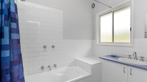Combined shower/bathtub, free toiletries - A Little Touch Of Paradise- Stunning Otway Setting (Apollo Bay)