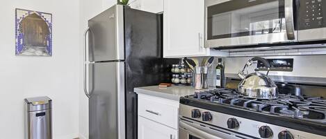 Refrigerador, lavavajillas, tetera eléctrica y tostadora