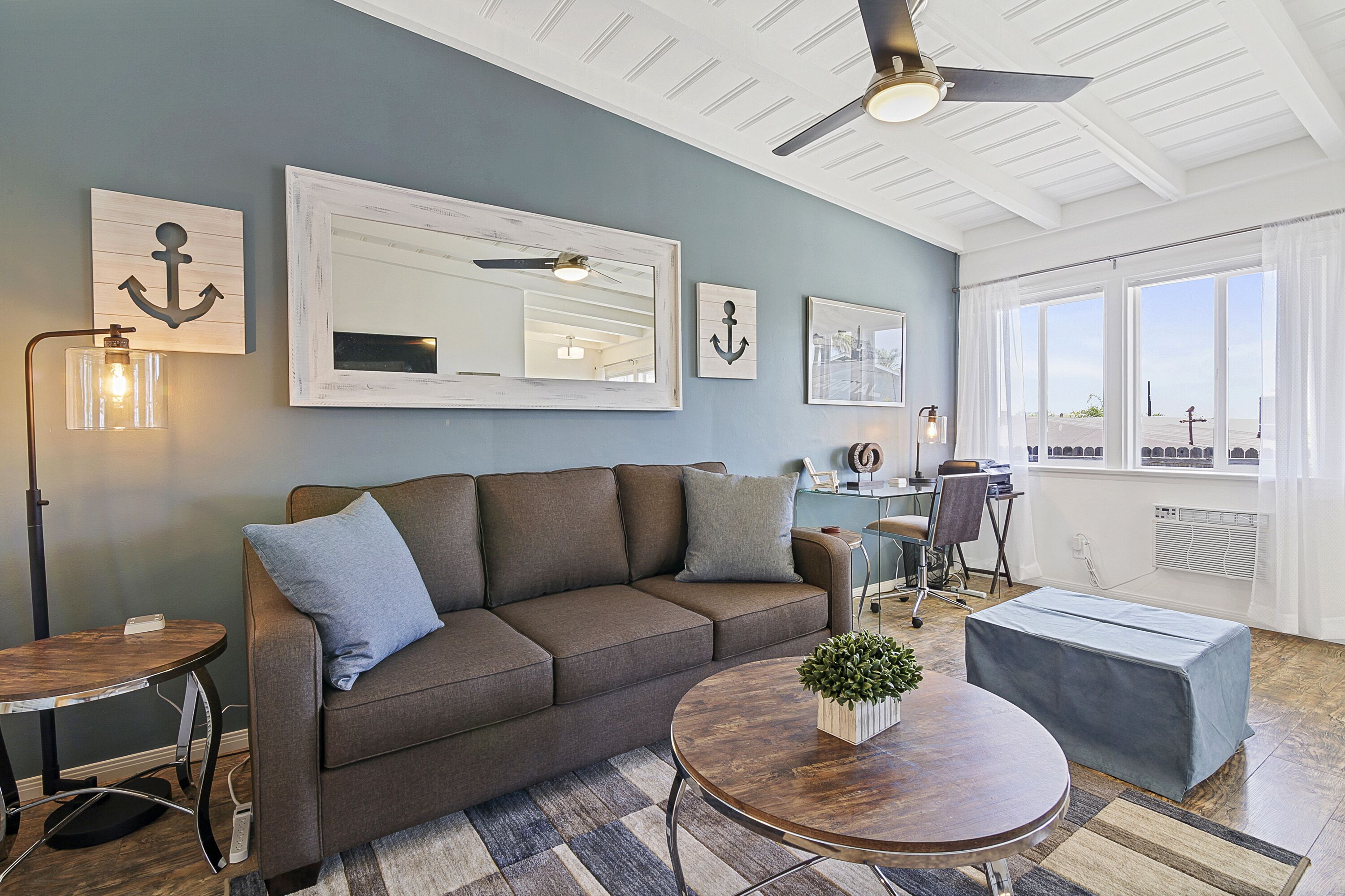 Smart TV, Netflix, streaming services, music library