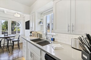 Refrigerador, lavavajillas, tetera eléctrica y tostadora 