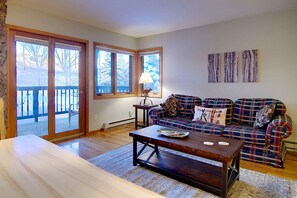 Smart TV, chimenea, reproductor de DVD y libros 