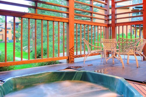 Great Value! Epic Slope Views-Hot Tub+ Steps to Eat/Drink/Shops/Free Bus-W/D in Unit-Gas Fireplace