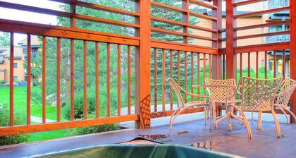 Great Value! Epic Slope Views-Hot Tub+ Steps to Eat/Drink/Shops/Free Bus-W/D in Unit-Gas Fireplace