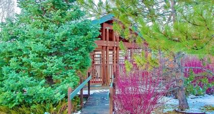 Incredible Slope Views + Hot Tub-Steps to Eat/Drink/Shops/Free Mtn/Town Bus-W/D in Unit-Grill