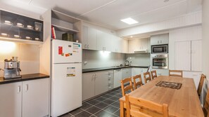 Fridge, microwave, stovetop, dishwasher - Oceans 12 - Anglesea (Anglesea)