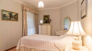 4 bedrooms, iron/ironing board