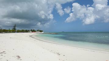 Nær stranden, solsenger og strandhåndklær