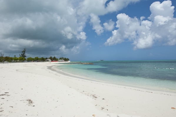 Plage à proximité, chaise longue, serviettes de plage