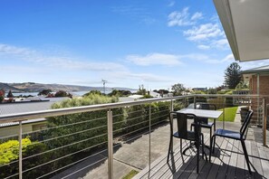 Outdoor dining - Schram (Apollo Bay)
