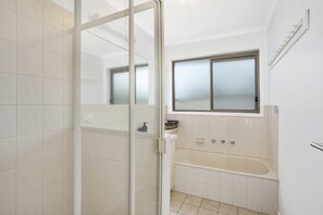 Combined shower/bathtub, free toiletries, hair dryer - Schram (Apollo Bay)