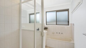Combined shower/bathtub, free toiletries, hair dryer