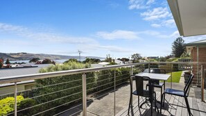 Outdoor dining - Schram - Views Over Apollo Bay, Ocean, Beach & Otways (Apollo Bay)