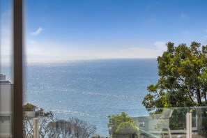 Vista de una zona costera con cielo despejado y mar tranquilo.