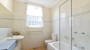 Ein Badezimmer mit Toilette, Waschbecken und Badewanne.