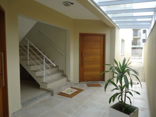 Viihtyisät huoneet 50 metrin päässä rannasta.