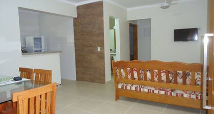 Viihtyisät huoneet 50 metrin päässä rannasta.