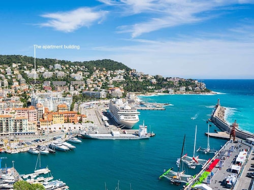 Appartement avec une piscine et une vue magnifique sur mer, ville et montagne.
